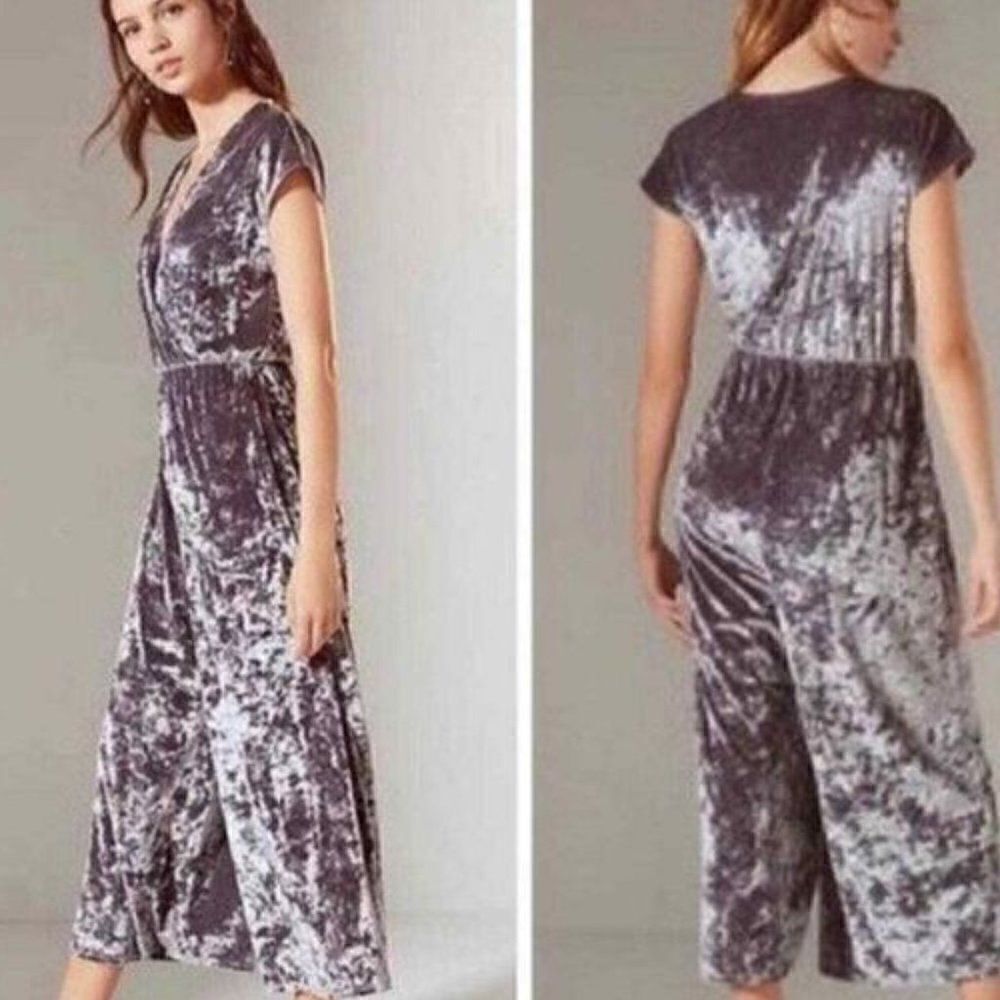 URBAN OUTFITTERS Isabella Velvet Jumpsuit Size Small